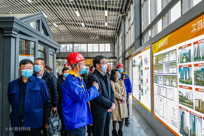 施波：貴州省工商聯(lián)副主席   徐紅：貴陽(yáng)市委常委、市委統(tǒng)戰(zhàn)部部長(zhǎng)