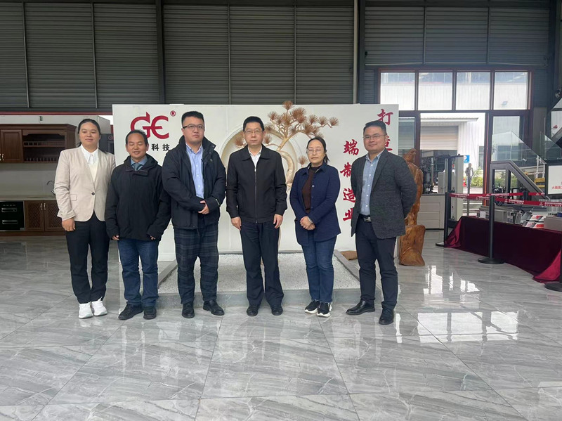 彭劍鳴：貴州省人民檢察院副檢察長、檢察委員會(huì)委員、致公黨貴州省委會(huì)副主委